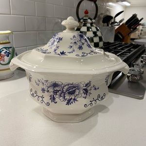 Henry Ford Museum Iroquois China Clinton Inn Covered Vegetable Blue Floral